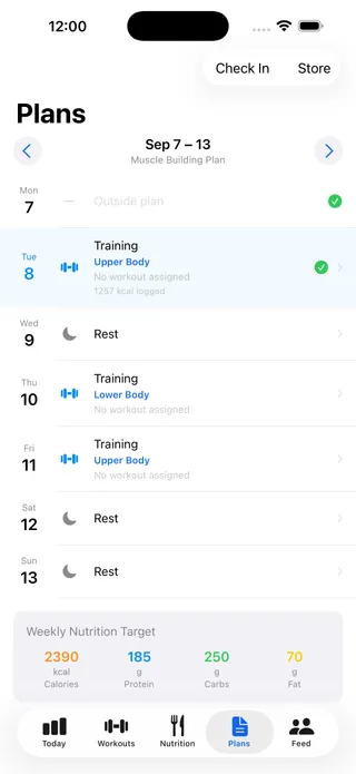 Ascend's Plans screen: one week of a muscle-building plan with upper-body, lower-body and rest days, finished days ticked, and the week's calorie, protein, carb and fat targets.